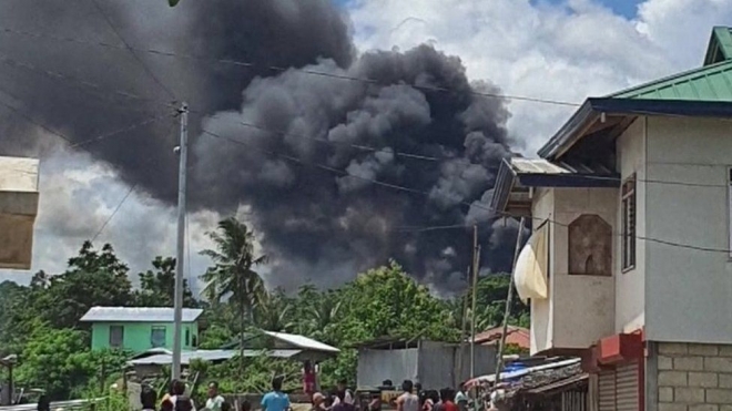 필리핀 남부 술루주의 홀로 섬 산악 지역에 필리핀 육군 수송기가 4일 추락한 뒤 검은 화염이 숲에서 솟구치고 있다. 훌로 섬 로이터 연합뉴스 