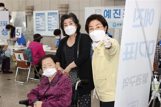 지난 1일 취임 3주년을 맞은 김미경(오른쪽) 서울 은평구청장이 녹번동 백신접종센터에서 백신 접종을 하러 온 주민에게 동선을 안내하고 있다. 은평구 제공