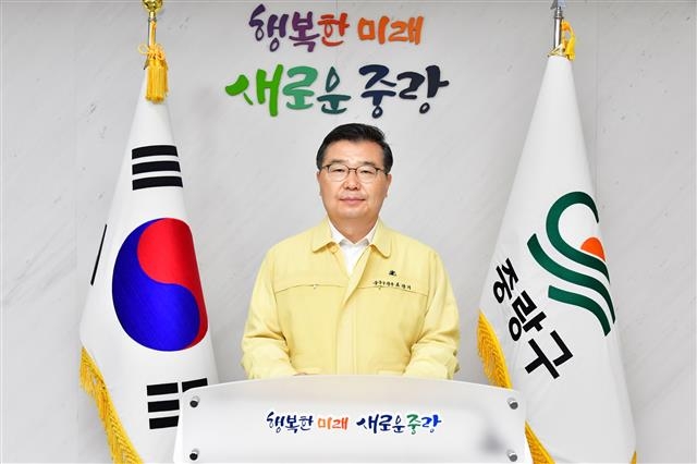 지난 2일 류경기 중랑구청장이 코로나19 백신접종 동참과 방역 수칙 준수 등을 담은 담화문을 발표하는 모습. 중랑구 제공