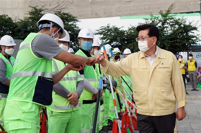 지난 1일 민선 7기 임기 3주년을 맞은 유덕열(오른쪽) 동대문구청장이 환경공무관을 격려하고 있다. 동대문구 제공
