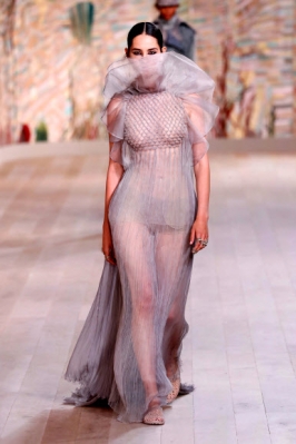 모델이 5일(현지시간) 파리 패션 위크 ‘가을-겨울 2021/2022 오트 쿠튀르 컬렉션’의 크리스찬 디올 작품을 선보이고 있다. 신화 연합뉴스