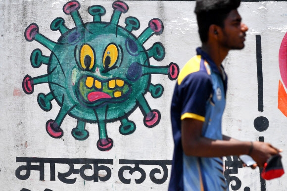 인도 뭄바이의 한 거리의 벽면에 코로나19 바이러스가 그려져 있다.  AFP 연합뉴스