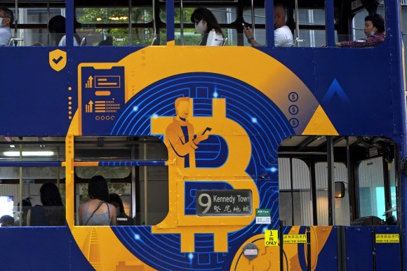 지난 5월 홍콩의 한 버스에 붙은 비트코인 광고. AP