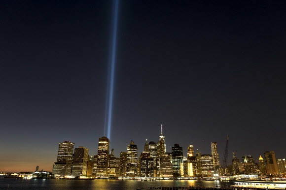 2017년 9월 10일, 미국 뉴욕시의 쌍둥이 빌딩 자리에서 9/11 테러에서 희생된 이들을 추모하기 위해 빛 기둥을 쏘고 있다. AP 연합뉴스