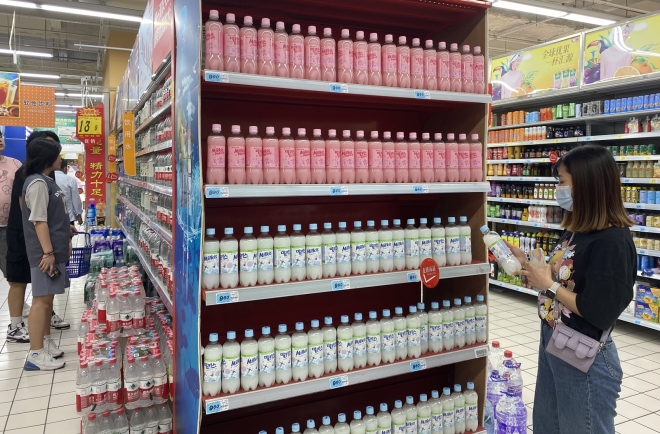중국 산둥성 칭다오에 있는 한 마트에 밀키스가 대거 진열돼 있다.  　롯데칠성음료 제공