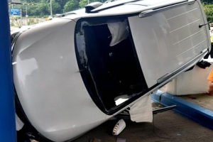 [포토] 음주운전 남성, 터널 요금소 시설 들이받고 전복