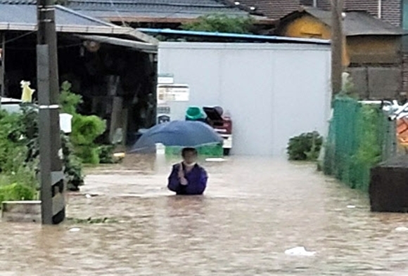 남부 강타한 폭우… 가슴까지 차오른 빗물 뚫고 대피