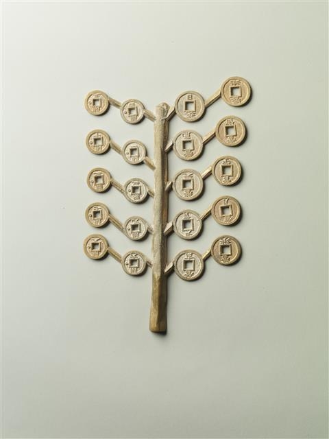 과학기술정보통신부 국립중앙과학관 전시총괄과장 윤용현 과장이 복원한 조선시대 화폐 상평통보 모전판의 모습.  국립중앙과학관 제공