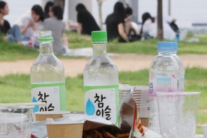 서울시민 절반 이상 ‘한강치맥’ 반대…서울시 “당장 금지 안해”