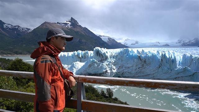 아르헨티나 남단 엘칼라파테의 페리토 모레노 빙하 앞에서. 김은래씨 제공· 길섶의 세상구경 유튜브 캡처