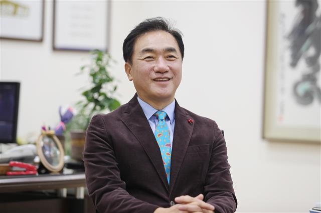 정장선 평택시장이 6일 집무실에서 서울신문과 인터뷰를 갖고 “반도체 등 미래 산업 육성과 산업구조 고도화에 박차를 가하고 지역 간 균형 발전에 힘쓰겠다”고 밝히고 있다. 평택시 제공