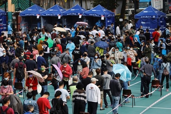 지난 2월 홍콩의 코로나19 검사 센터에 시민들이 검사를 받기 위해 줄서 기다리고 있다. 로이터 연합뉴스 