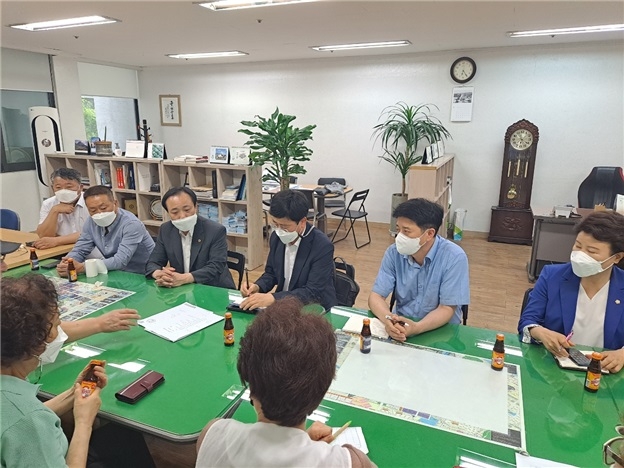 지난달 30일 가양4단지 아파트 주민들과 간담회 중인 김용연 서울시의원(왼쪽에서 세번째).