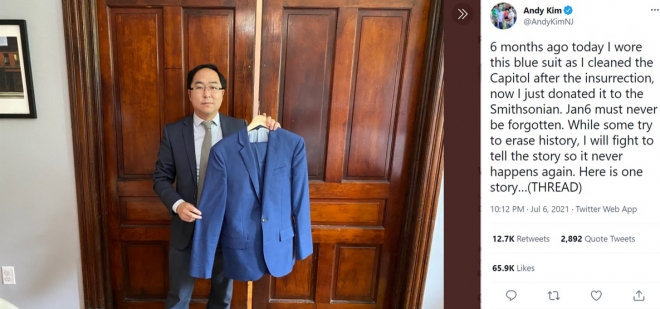 자신의 파란 정장을 들고 있는 앤디 김 미 하원의원. 트위터 캡쳐
