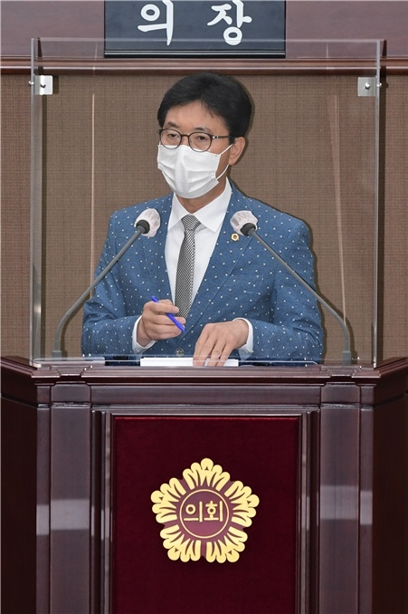 지난달 30일 문장길 의원이 서울시의회 제301회 정례회 시정질문에서 동파 취약세대 계량기 전면 교체를 촉구하고 있다.