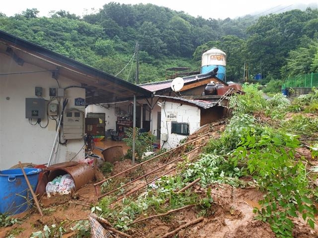 하동군 적량면 산사태 ‘주택 일부 덮어’