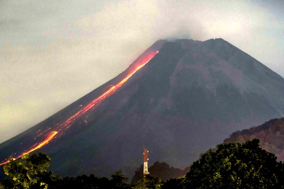 인도네시아 므라피 화산서 흘러내리는 용암