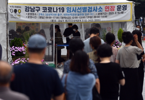 8일 서울 삼성역 앞에 마련된 코로나19 선별진료소를 찾은 시민들이 줄을 길게 서 있다. 2021.7.8 박지환기자 popocar@seoul.co.kr