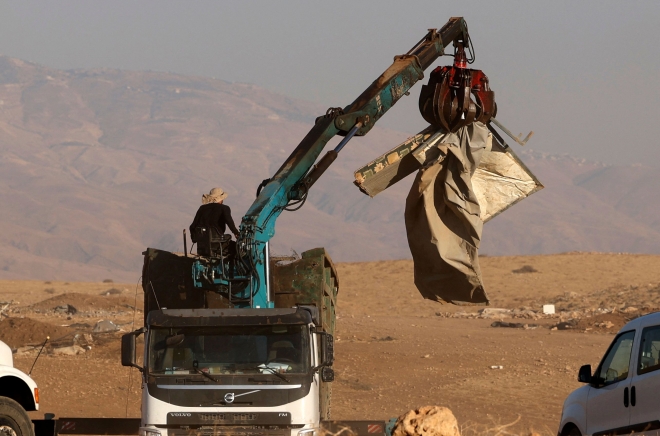 이스라엘 당국이 7일(현지시간) 요르단강 서안 지구의 팔레스타인 베두인 천막을 강제로 철거하고 있다. AP 연합뉴스 