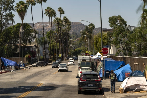 7일(현지시간) 미국 캘리포니아주의 한 고속도로 인근에 노숙자 천막이 줄지어 있다. AP