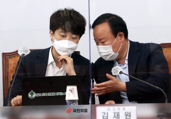국민의힘 이준석(왼쪽) 대표와 김재원 최고위원이 8일 국회에서 열린 당 최고위원회의에서 이야기를 나누고 있다. 정연호 기자 tpgod@seoul.co.kr