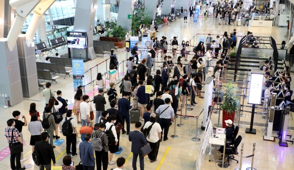 붐비는 김포공항… 방역당국 “이동 최소화” 호소  