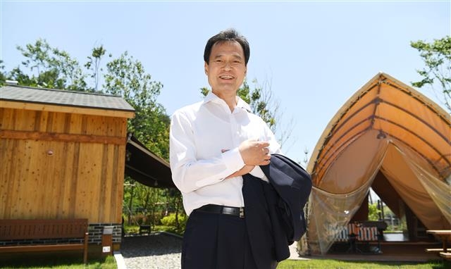 박겸수 서울 강북구청장이 지난 7일 우이동 가족캠핑장에서 추진 중인 역사문화관광벨트에 대해 설명하고 있다. 역사문화관광벨트의 한 축이 되는 가족캠핑장은 전통식 구들을 갖춘 목재 주택을 보유하고 있으며 내년 노지·오지 캠핑장이 추가로 들어서 규모가 커질 예정이다. 오장환 기자 5zzang@seoul.co.kr