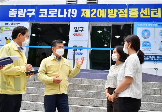 류경기(왼쪽 두 번째) 서울 중랑구청장이 중랑구청 중앙광장에 지난 5일 문을 연 제2예방접종센터에서 직원들과 이야기를 나누고 있다. 중랑구 제공