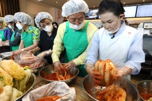 명인과 김장 담근 강남 “김치공정 아웃”