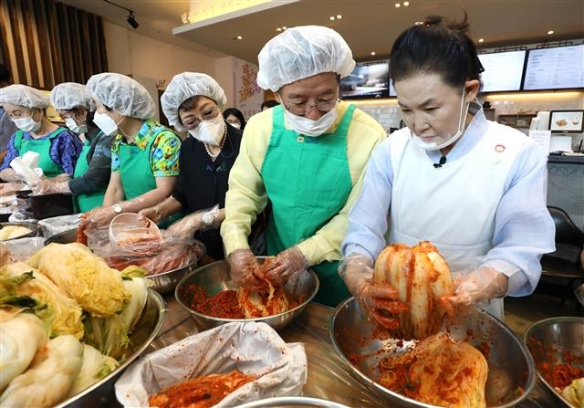 지난 7일 서울 강남구 역삼동 식품명인체험홍보관에서 새마을부녀회가 김치명인과 함께 김치를 담그고 있다. 강남구 제공