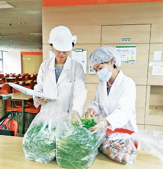 서울 구로구 어린이 급식시설 검사 기관 관계자들이 식재료를 살펴보고 있다. 구로구 제공