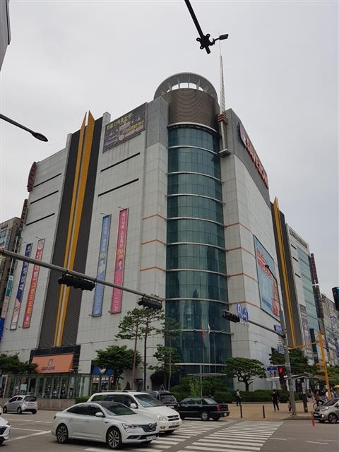 세이브존 부천지점 외부 전경.