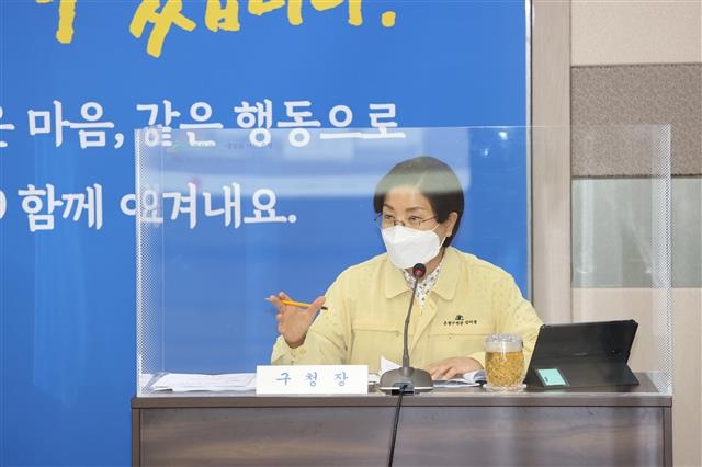 김미경 서울 은평구청장이 지난 7일 제76차 코로나19 대응 재난안전 대책회의에서 관계 부서에 특별방역 및 폭염대책 특별점검을 지시하고 있다. 은평구 제공