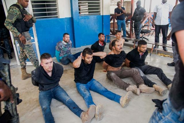 8일 아이티 경찰이 아이티 포르토프랭스에 있는 경찰 본부에서 조브넬 모이즈 대통령 암살 용의자들을 구금하고 있다. AP 연합뉴스