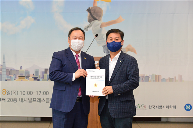 건의자료 전달 사진(김영배 국회의원)