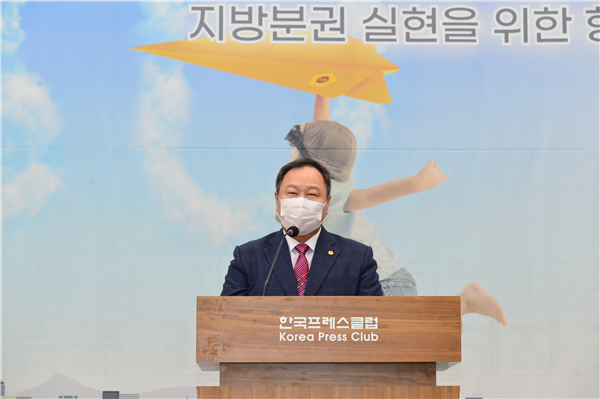 개회식에서 발언 중인 김인호 서울시의회 의장.