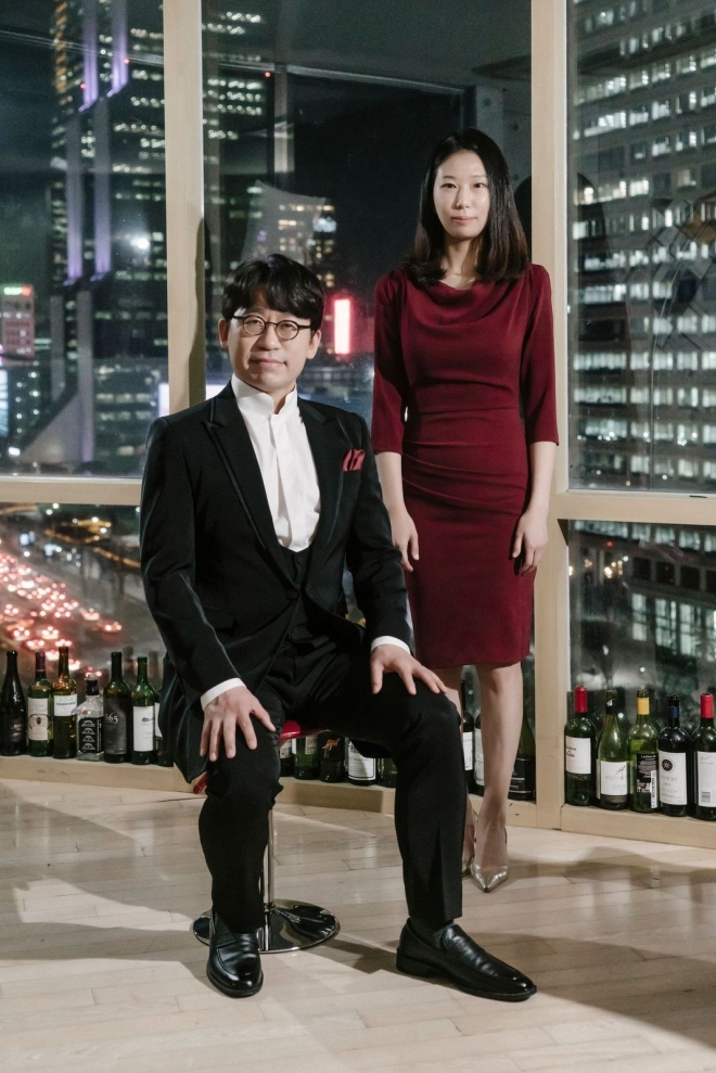 2인 가극 ‘아파트’를 이끈 바리톤 김재일(왼쪽)과 피아니스트 김가람.  세종문화회관 제공