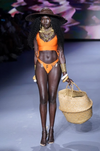 9일(현지시간) 미국 플로리다주 마이애미 해변에서 열린 ‘마이애미 스윔 위크(Miami Swim Week)’에서 모델들이 컬렉션 의상을 선보이고 있다.<br>AP 연합뉴스