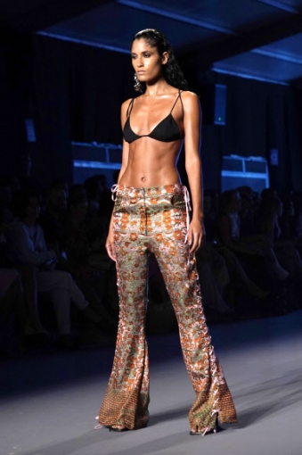 9일(현지시간) 미국 플로리다주 마이애미 해변에서 열린 ‘마이애미 스윔 위크(Miami Swim Week)’에서 모델들이 컬렉션 의상을 선보이고 있다.<br>AP 연합뉴스
