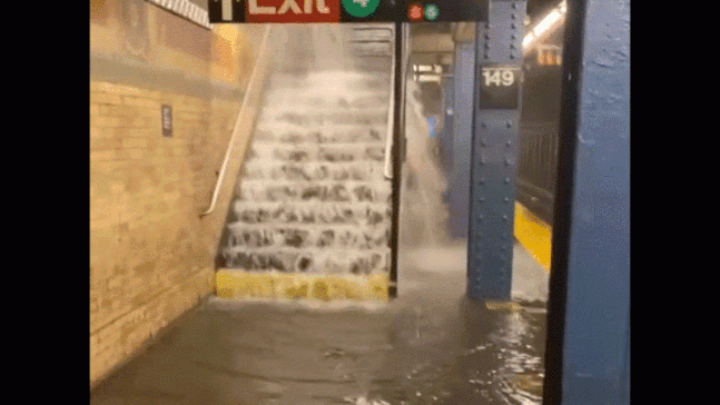 뉴욕 지하철 천장에 쏟아지는 빗물 @Mark Metzger