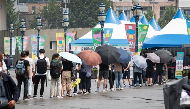 신종 코로나바이러스 감염증(코로나19) 일일 신규 확진자가 사흘째 사상 최다를 경신한 10일 서울역 광장에 마련된 중구 임시 선별검사소를 찾은 시민들이 검사를 받기 위해 줄지어 서 있다. 2021.7.10 뉴스1