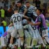10번째 메이저 대회에서 첫 우승, 메시 위에 동료들 ‘탑’ 쌓은 이유