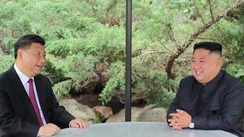 2019년 6월 평양에서 대화를 나누는 김정은 북한 국무위원장과 시진핑 중국 국가주석. 연합뉴스