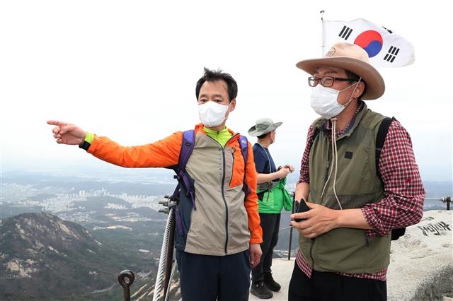 박겸수(왼쪽) 강북구청장이 북한산에 올라 김두규 우석대 교양학부 교수와 함께 북한산 역사 얘기를 하고 있다. 강북구 제공