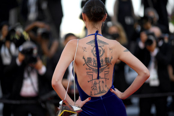 A guest arrives for the screening of the film “Tre Piani” (Three Floors) at the 74th edition of the Cannes Film Festival in Cannes, southern France, on July 11, 2021. (Photo by CHRISTOPHE SIMON / AFP)/2021-07-12 01:56:02/ <연합뉴스