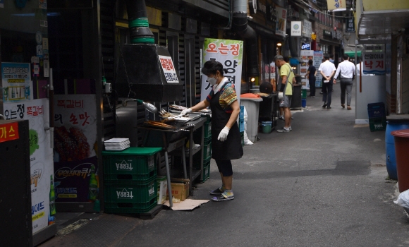 사회적 거리두기 4단계가 시작된 12일 서울 중구의 식당거리가 점심시간임에도 한산한 모습을 보이고 있다. 2021.7.12 박지환기자 popocar@seoul.co.kr