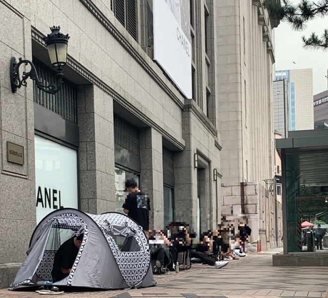 12일 서울 중구의 한 백화점 명품관에 입장하기 위해 ‘오픈런’(개장 전 대기)을 하고 있는 모습 오경진 기자 oh3@seoul.co.kr