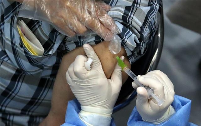 서울 송파구 체육문화회관에서 한 시민이 코로나19 백신 접종을 받고 있는 모습. 뉴스1