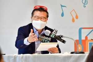 “두 시의 데이트 류경기입니다”… DJ가 된 구청장