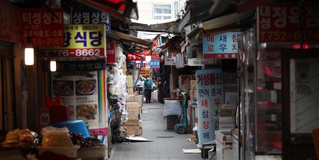 수도권 지역에 사회적 거리두기 4단계가 시작된 가운데 13일 서울 남대문시장이 한산한 모습을 보이고 있다. 2021.7.13 뉴스1